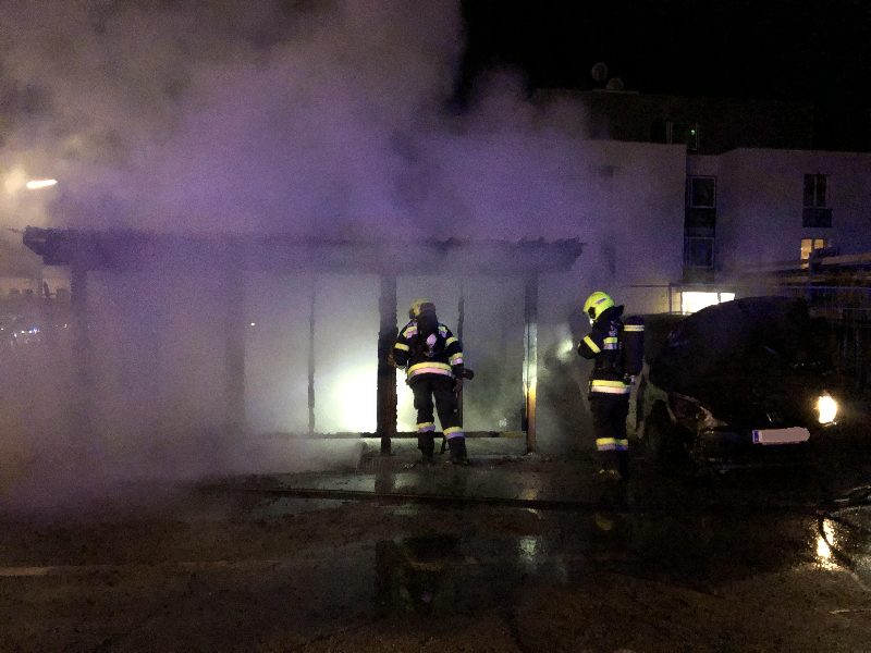 Brand überdachte Müllinsel (Bild 2)